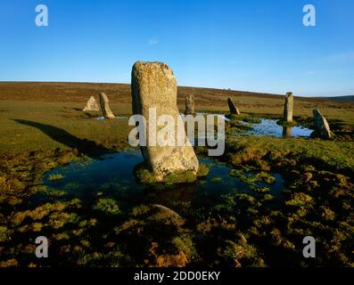 Blick SSE auf sechs der kreisförmigen Steine und die zentrale Säule von Altarnun Nine Stones Bronzezeit Steinkreis, Bodmin Moor, Cornwall, England, UK. Stockfoto