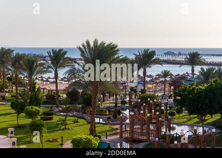 Hurghada, Ägypten - September 25 2020: Ägyptischer Garten am Roten Meer in Hurghada, Ägypten Stockfoto