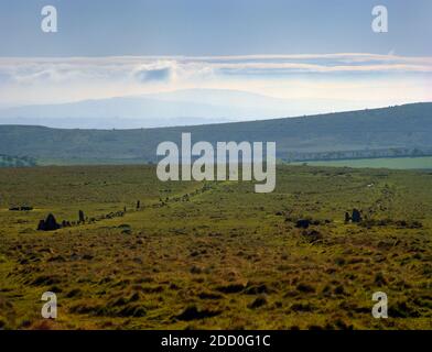 Blick W einer großen Zistel (L) & die beiden fast parallelen, spätneolithischen Doppelsteinreihen in Merrivale auf Dartmoor, Devon, England, UK. Stockfoto