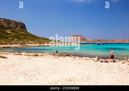 GRAMVOUSA - BALOS, DIE INSEL KRETA, GRIECHENLAND - 4. JUNI 2019: Der schöne Meerblick am Strand und der Bucht von Balos. Stockfoto