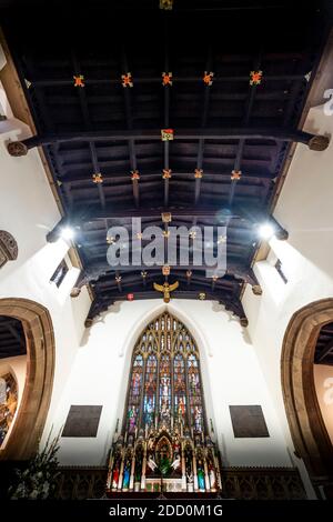 Der Chor der Holy Trinity Church, mit Buntglasfenster über dem Hochaltar, Skipton, North Yorkshire, Großbritannien Stockfoto