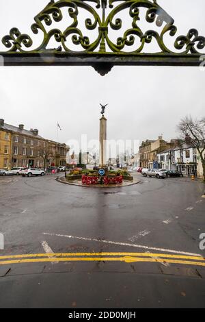 Skipton war Memorial, an einem Kreisverkehr in der High Street von Skipton, North Yorkshire, Großbritannien Stockfoto