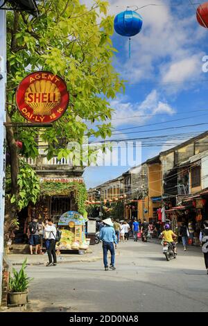 Antikes Zeichen, das zu einem Shell-Agenten gehört, der an einer Hauswand in der Altstadt, Hoi an, Vietnam, Asien montiert ist Stockfoto