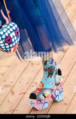 Taschen und Schuhe während der Manish Ahora Show im Rahmen der Paris Fashion Week Womenswear Herbst/Winter 2018/2019 in Paris, Frankreich am März 2018. Foto von Alain Gil Gonzalez /ABACAPRESS.COM Stockfoto