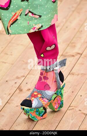 Taschen und Schuhe während der Manish Ahora Show im Rahmen der Paris Fashion Week Womenswear Herbst/Winter 2018/2019 in Paris, Frankreich am März 2018. Foto von Alain Gil Gonzalez /ABACAPRESS.COM Stockfoto