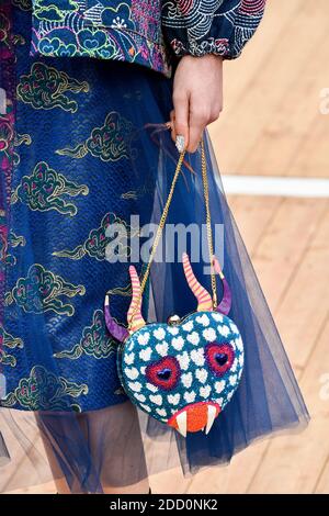 Taschen und Schuhe während der Manish Ahora Show im Rahmen der Paris Fashion Week Womenswear Herbst/Winter 2018/2019 in Paris, Frankreich am März 2018. Foto von Alain Gil Gonzalez /ABACAPRESS.COM Stockfoto