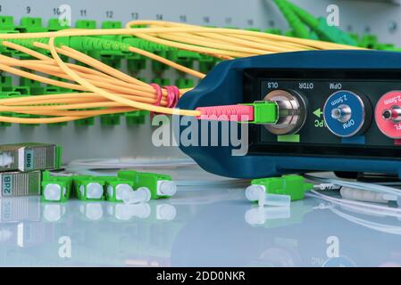 Optisches Leistungsmessgerät und Netzwerk aus Glasfaser-Patchkabel mit Nahaufnahme Des Verteilerrahmens Stockfoto