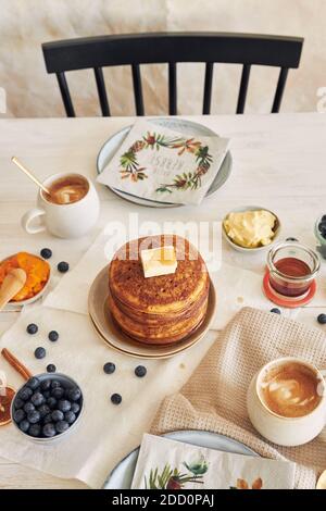 Eine Nahaufnahme der frisch zubereiteten leckeren Kürbispfannkuchen mit Butter und Honig zum Frühstück Stockfoto