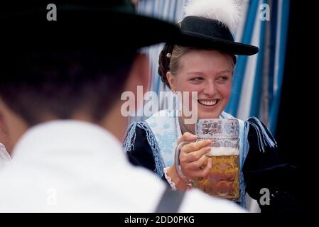 DEUTSCHLAND / Bayern / Bayerisches Fest / Ein Paar trinkt Bier, Frau toaste mit einem Glas Bier im Bayerischen Biergarten. Stockfoto