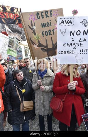 Tausend Menschen aus ganz Frankreich nehmen am 31. März 2018 in Compiegne, Frankreich, an einer Anti-Jagd mit Jagdhunden-Demonstration Teil. Sie reagieren auf den Ruf des Kollektivs AVA Picardie (Abolissons la Venerie Aujourd'hui). Die AVA-Aktivisten stören seit mehreren Monaten die Jagd im Wald von Compiegne. Foto von Edouard Bernaux/ABACAPRESS.COM Stockfoto