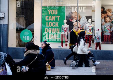 Hackney, London November 2020 während der Covid-19 (Coronavirus) Pandemie. Primark Schaufenster mit Plakat mit der Aufschrift "man kann die Liebe nicht sperren". Stockfoto