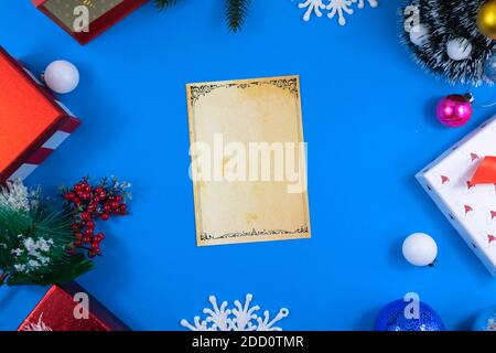 Grün-Weihnachtsgeschenke mit Schnee auf grauem Holz Hintergrund für eine Grußkarte oder Gutschein, Gutschein Stockfoto