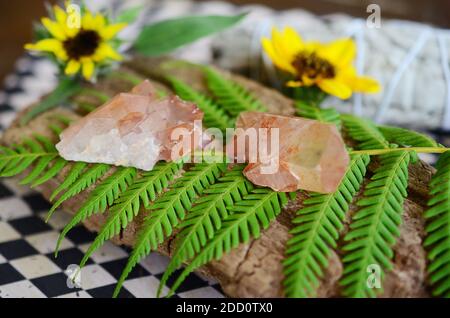Schöne Quarzgruppe, Mandarinenquarz. Orange heilende Kristall auf dem Display, Bohemian Vibes, Minimalismus Hexerei. Kleine Kristallgruppe, natürlich. Stockfoto
