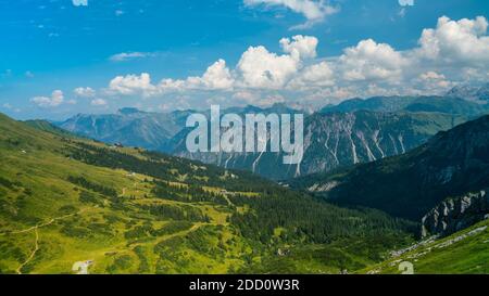 Österreich, Kleinwalsertal, schöne grüne unberührte Naturlandschaft aus Felsen und Bergen bei kanzelwand in alpenlandschaft Stockfoto