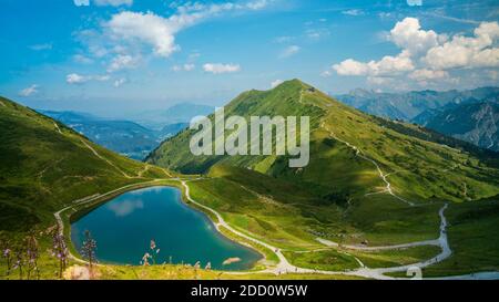 Österreich, Kleinwalsertal, kleiner Bergsee, der Wolken und Himmel reflektiert auf dem Gipfel der kanzelwand in der alpengebirgslandschaft Stockfoto