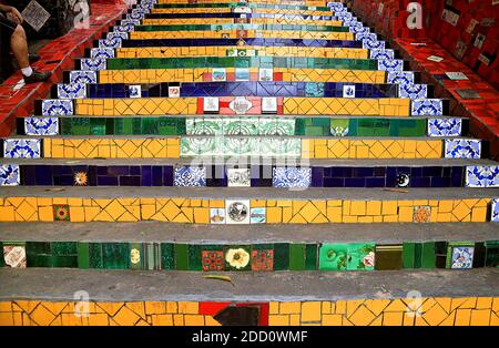 Escadaria Selaron (Selaron Stufen) mit 215 Stufen in über 2000 Fliesen aus über 60 Ländern auf der ganzen Welt, Rio de Janeiro Stockfoto