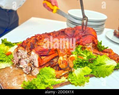 Schweinebraten auf dem Tisch, Makroaufnahme Stockfoto