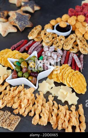 Herzhafte Snacks mit Käse und Cracker für den Urlaub Stockfoto