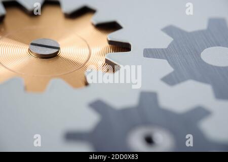 Mechanismus mit Metallzahnrädern und Gewinde Nahaufnahme Stockfoto