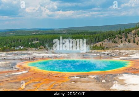 Luftlandschaft der Grand Prismatic Spring mit erhöhtem Gehweg und People Walking, Yellowstone Nationalpark, Wyoming, USA. Stockfoto