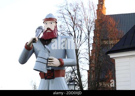 SKÄNNINGE, SCHWEDEN - 20. NOVEMBER 2020: Der große Platz in Skänninge. Die Statue ture Lång ist ein Symbol mit Skänninge verbunden. Foto Jeppe Gustafsson Stockfoto