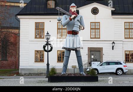 SKÄNNINGE, SCHWEDEN - 20. NOVEMBER 2020: Der große Platz in Skänninge. Die Statue ture Lång ist ein Symbol mit Skänninge verbunden. Foto Jeppe Gustafsson Stockfoto