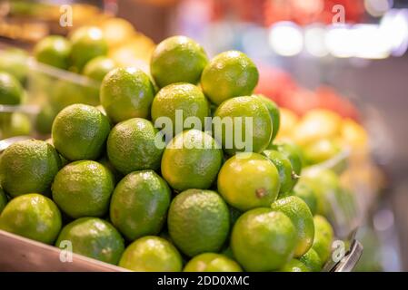 Frische saftige Limetten auf dem Straßenmarkt Stockfoto