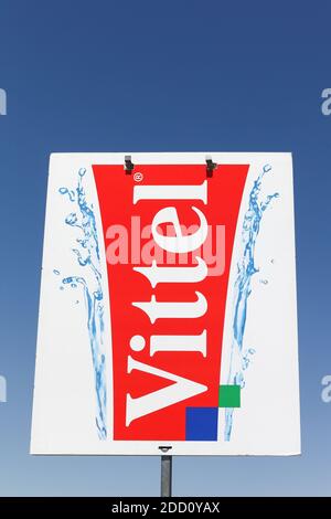 Villars, Frankreich - 16. Juli 2016: Vittel-Logo auf einem Schild. Vittel ist eine französische Marke für abgefülltes Wasser, die in vielen Ländern verkauft wird Stockfoto