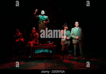 Mitte: John Ramm (Adolf Hitler) ganz rechts: Charles Dance (Halder) in GOOD von C P Taylor im Donmar Warehouse 23/03/1999 Gestaltung: Christopher Oram Beleuchtung: Hartley T A Kemp Regie: Michael Grandage Stockfoto