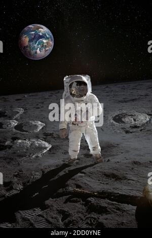 Astronaut auf der Mondoberfläche mit Planet Erde im Hintergrund. Elemente dieses Bildes, die von der NASA eingerichtet wurden. Stockfoto