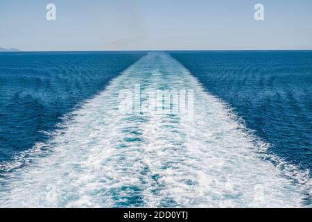 Wake von Kreuzfahrtschiff im Tyrrhenischen Meer zwischen der Toskana und Sardinien, italien Stockfoto