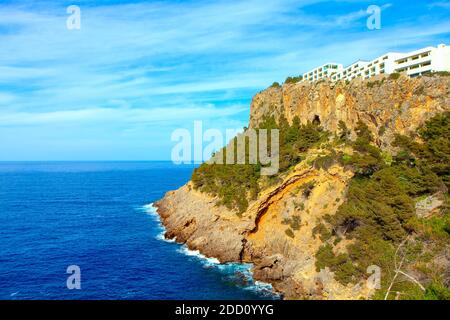 Hotels auf der Spitze der Küstenberge. Mallorca Insel Punta de Sa Creu Landschaft Stockfoto