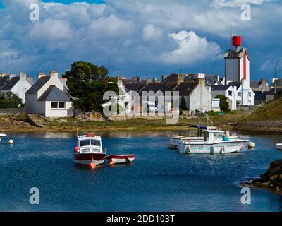 Ausflugsboote im Hafen von Guilvinec oder Le Guilvinec, einer Gemeinde im Département Finistère der Bretagne im Nordwesten Frankreichs. Stockfoto