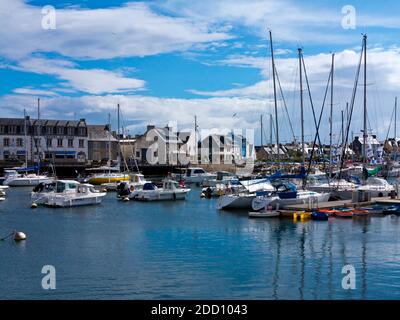 Ausflugsboote im Hafen von Guilvinec oder Le Guilvinec, einer Gemeinde im Département Finistère der Bretagne im Nordwesten Frankreichs. Stockfoto