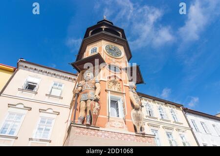 Hostinne (Arnau) : Rathaus, zwei überlebensgroße Figuren mit einem Schwert in der einen Hand und einem Schild in der anderen: Eine mit dem böhmischen Löwen, die andere w Stockfoto