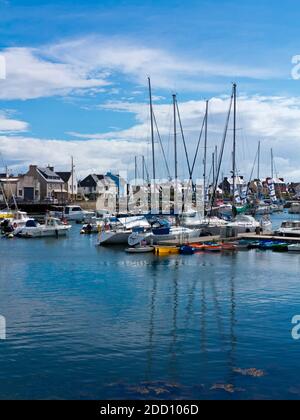 Ausflugsboote im Hafen von Guilvinec oder Le Guilvinec, einer Gemeinde im Département Finistère der Bretagne im Nordwesten Frankreichs. Stockfoto