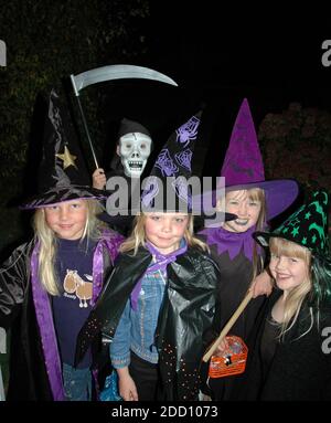 Kinder im Hallowe'en, England. Vier Mädchen und ein Junge im Alter von acht bis zehn Jahren. Trick or Treating. Modell freigegeben. Stockfoto