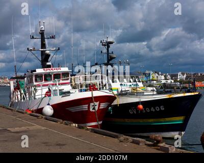 Fischerboote im Hafen von Guilvinec oder Le Guilvinec, einer Gemeinde im Département Finistère der Bretagne im Nordwesten Frankreichs. Stockfoto