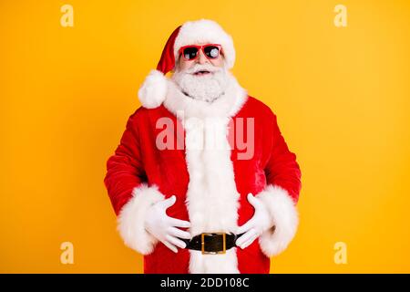 Portrait von seinem er nett lustig froh fröhlich fröhlich weißhaarig Santa großen Bauch Bauch Bauch Bauch lachen ho-ho Spaß isoliert Strahlender, lebendiger Glanz Stockfoto