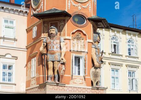 Hostinne (Arnau) : Rathaus, zwei überlebensgroße Figuren mit einem Schwert in der einen Hand und einem Schild in der anderen: Eine mit dem böhmischen Löwen, die andere w Stockfoto