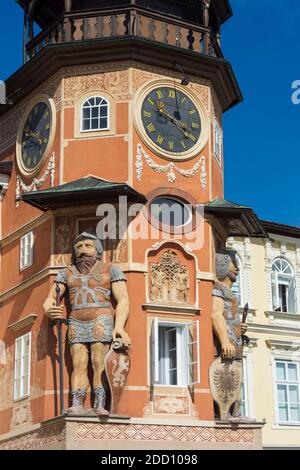 Hostinne (Arnau) : Rathaus, zwei überlebensgroße Figuren mit einem Schwert in der einen Hand und einem Schild in der anderen: Eine mit dem böhmischen Löwen, die andere w Stockfoto