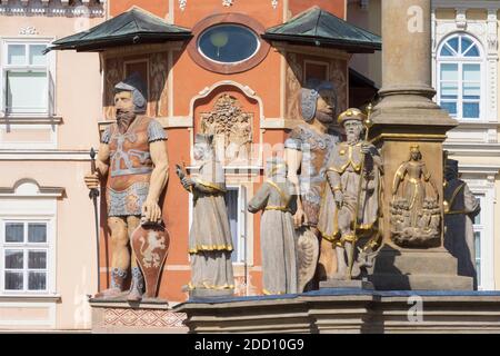 Hostinne (Arnau) : Rathaus, Hauptplatz, Mariensäule, zwei überlebensgroße Figuren mit einem Schwert in der einen Hand und einem Schild in der anderen: Eine mit Th Stockfoto