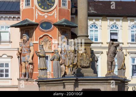 Hostinne (Arnau) : Rathaus, Hauptplatz, Mariensäule, zwei überlebensgroße Figuren mit einem Schwert in der einen Hand und einem Schild in der anderen: Eine mit Th Stockfoto