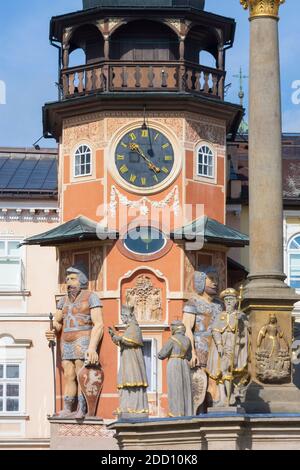 Hostinne (Arnau) : Rathaus, Hauptplatz, Mariensäule, zwei überlebensgroße Figuren mit einem Schwert in der einen Hand und einem Schild in der anderen: Eine mit Th Stockfoto