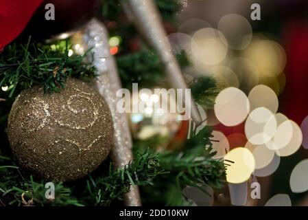 Christbaumschmuck mit verschwommenem Hintergrund und Lichtern Stockfoto