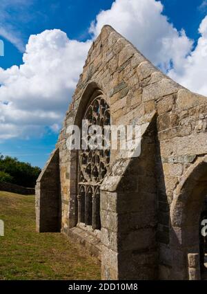 Die Ruinen der römisch-katholischen Chapelle de Languidou aus dem 13. Jahrhundert im Dorf Plovan in der Finistere Bretagne im Nordwesten Frankreichs. Stockfoto