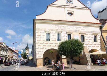 Dvur Kralove nad Labem (Königinhof an der Elbe) : zentraler Masaryk-Platz, Altes Rathaus, Kirche des heiligen Johannes des Täufers in , Kralovehradecky, Hradec Stockfoto