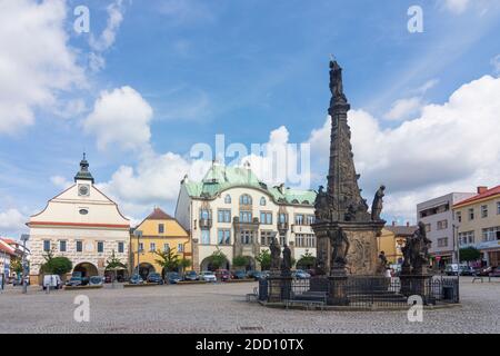 Dvur Kralove nad Labem (Königinhof an der Elbe) : zentraler Masaryk-Platz, altes Rathaus, Sparkassengebäude, Marianische Säule in , Kralovehradecky, HR Stockfoto