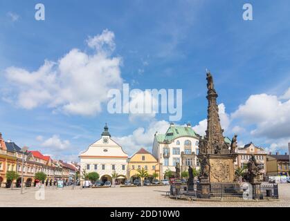 Dvur Kralove nad Labem (Königinhof an der Elbe) : zentraler Masaryk-Platz, altes Rathaus, Sparkassengebäude, Marianische Säule in , Kralovehradecky, HR Stockfoto