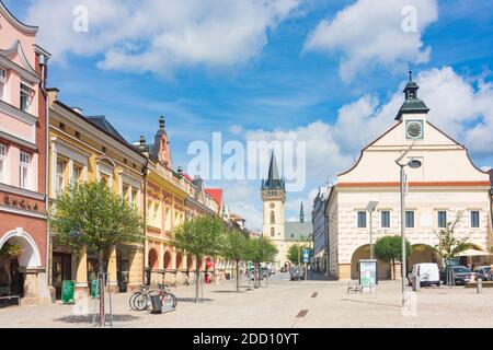 Dvur Kralove nad Labem (Königinhof an der Elbe) : zentraler Masaryk-Platz, Altes Rathaus, Kirche des heiligen Johannes des Täufers in , Kralovehradecky, Hradec Stockfoto